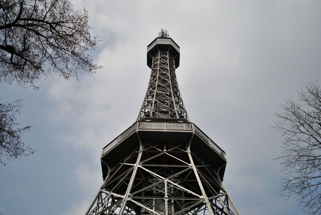 A los pies de la Torre Petrín