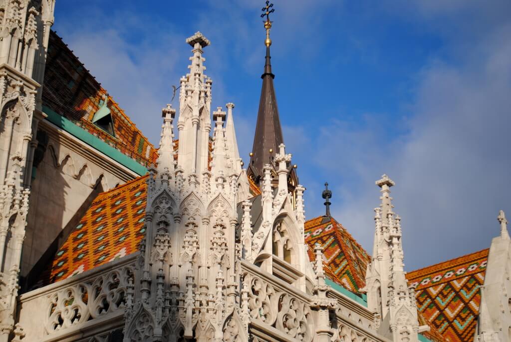 Detalle del exterior de la iglesia 10 lugares que ver en Budapest