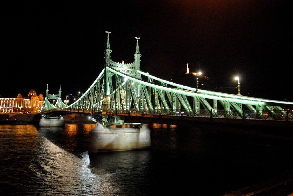 Monte Gellért de noche y Puente de la Libertad