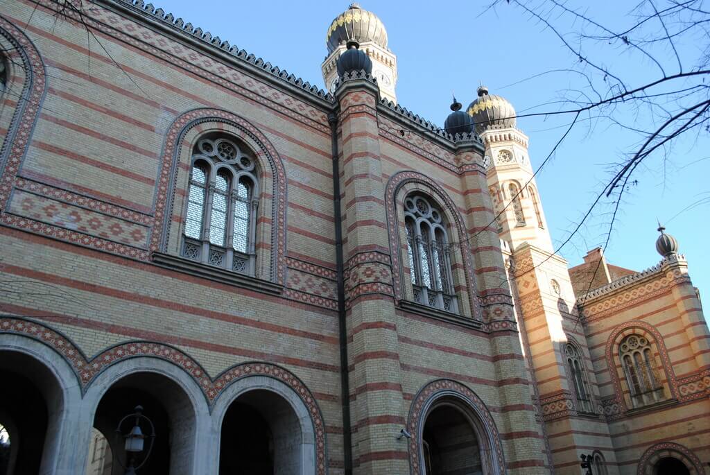 Fachada principal de la Gran Sinagoga de Budapest 10 lugares que ver en Budapest