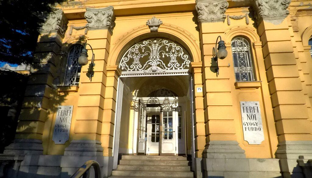 Entrada principal al Balneario Széchenyi 10 lugares que ver en Budapest