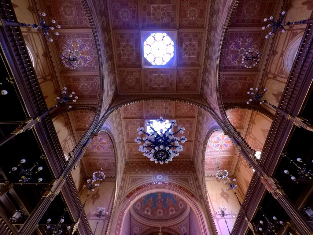 Espectacular el interior de la sinagoga barrio judío de budapest