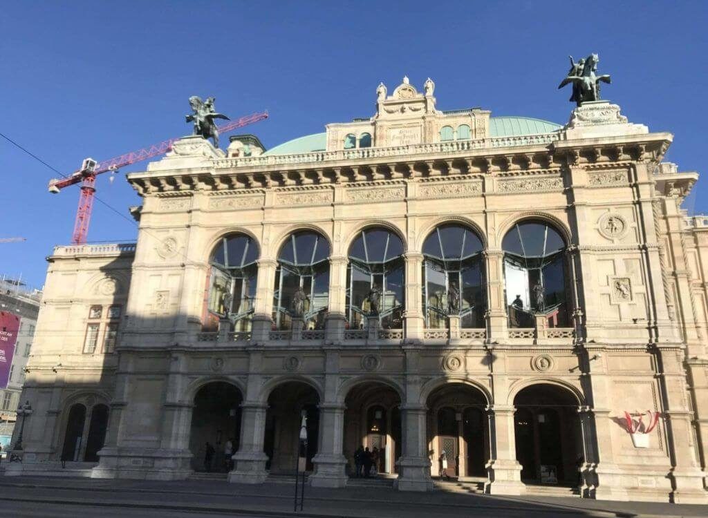 Fachada principal de la Ópera de Viena