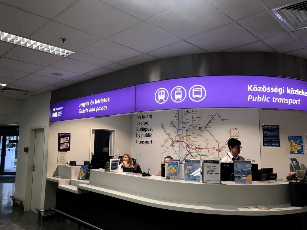Mostrador de venta de tickets aeropuerto de Budapest