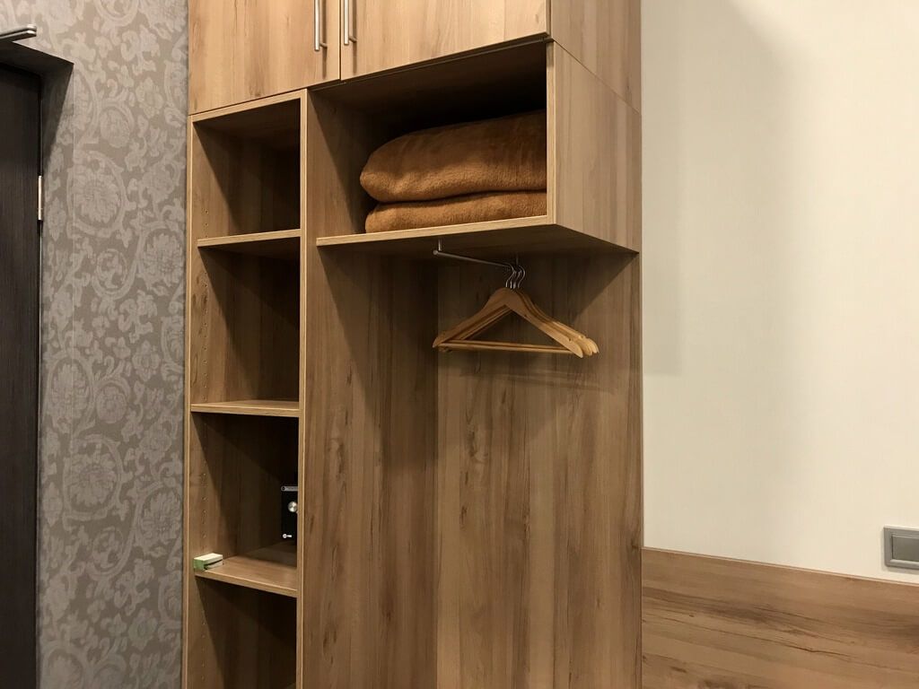 Mobiliario habitación dónde dormir en Budapest