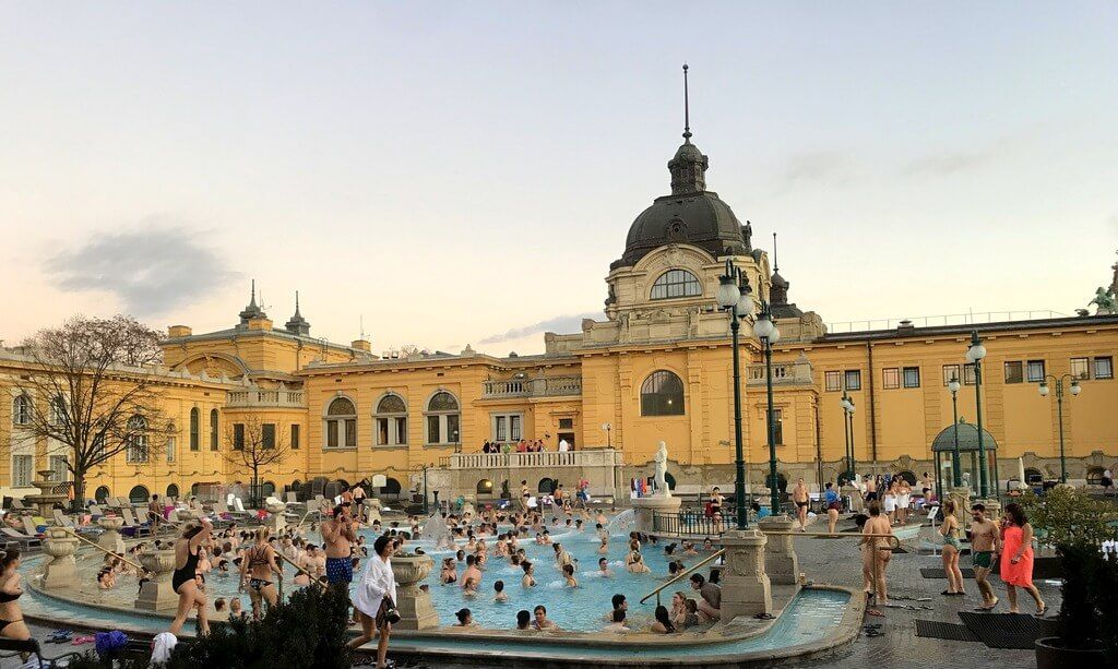 Una de las tres piscinas exteriores del Balneario Széchenyi