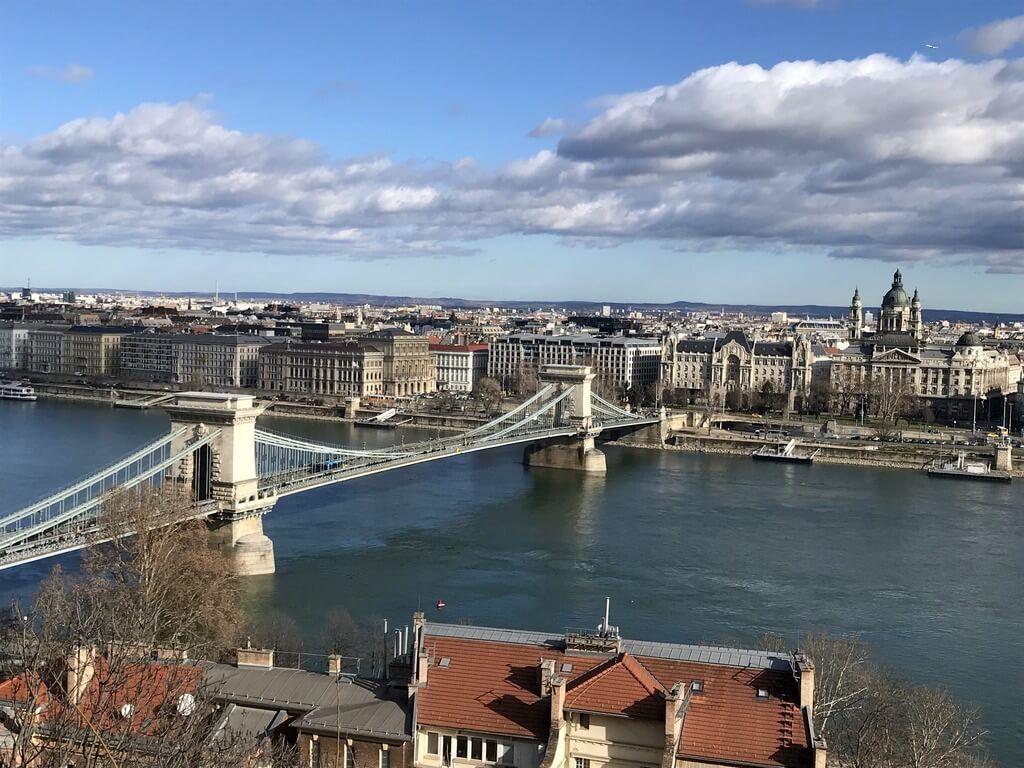 Puente de las Cadenas desde el Castillo de Buda Puente de las Cadenas desde el Castillo de Buda