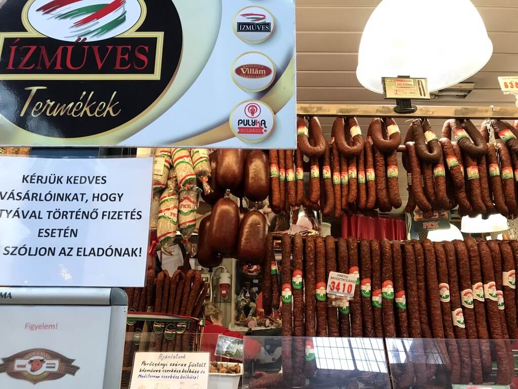 Puesto de embutidos mercado central de Budapest