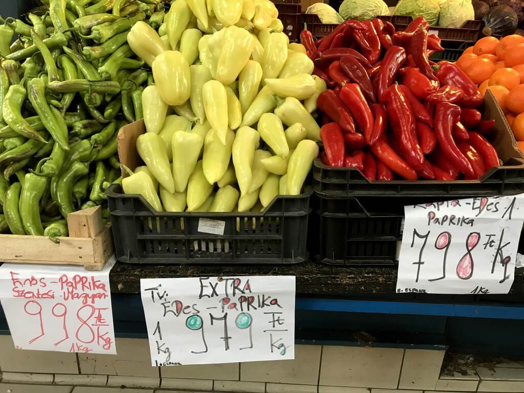 Verduras en el mercado de Budapest mercado central de Budapest