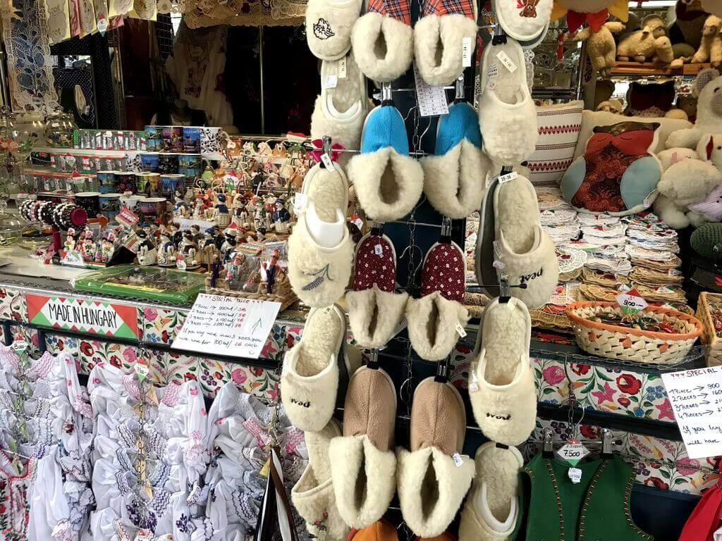 Tienda de souvenirs dentro del mercado central 10 lugares que ver en Budapest