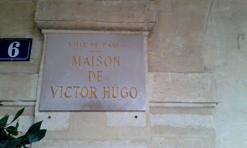 Placa que recuerda el lugar donde vivió Víctor Hugo