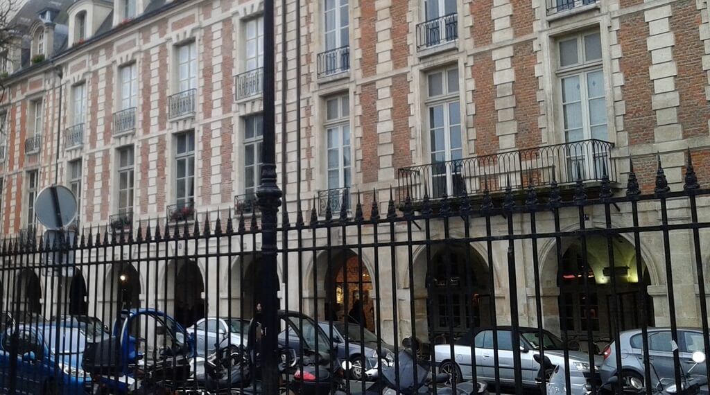 Edificios de la Place des Vosges, la más importante de Le Marais