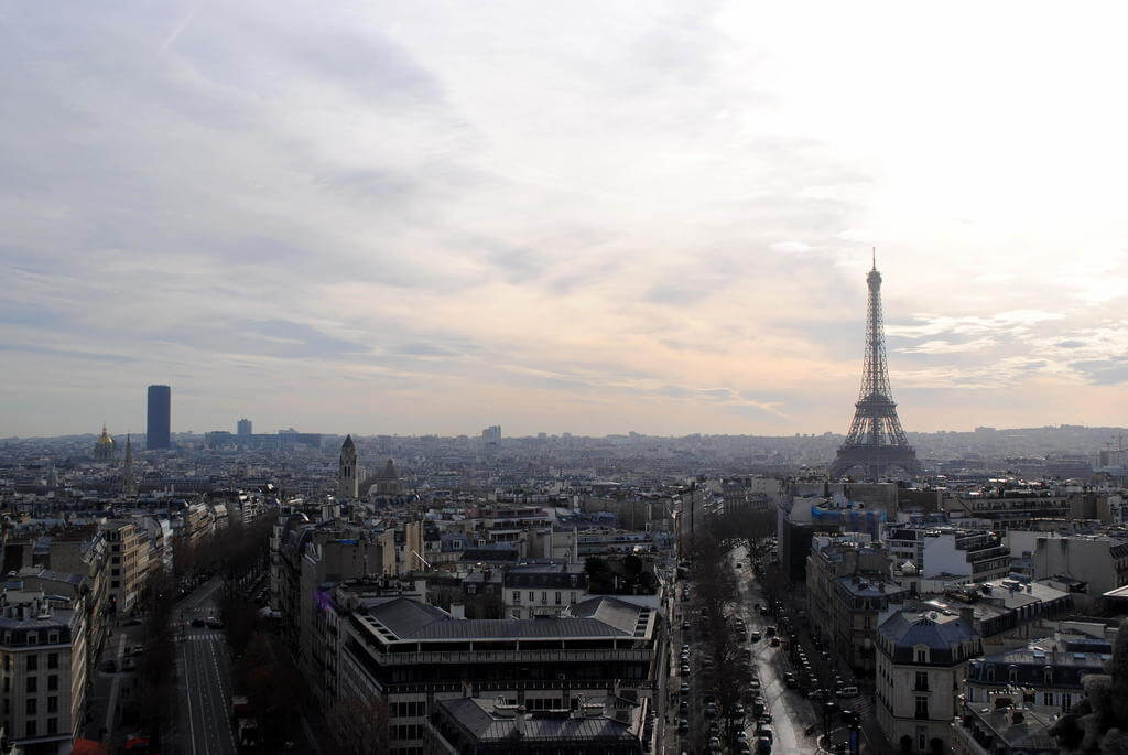 Impresionantes vistas de la Tour Eiffel desde el Arco del Triunfo