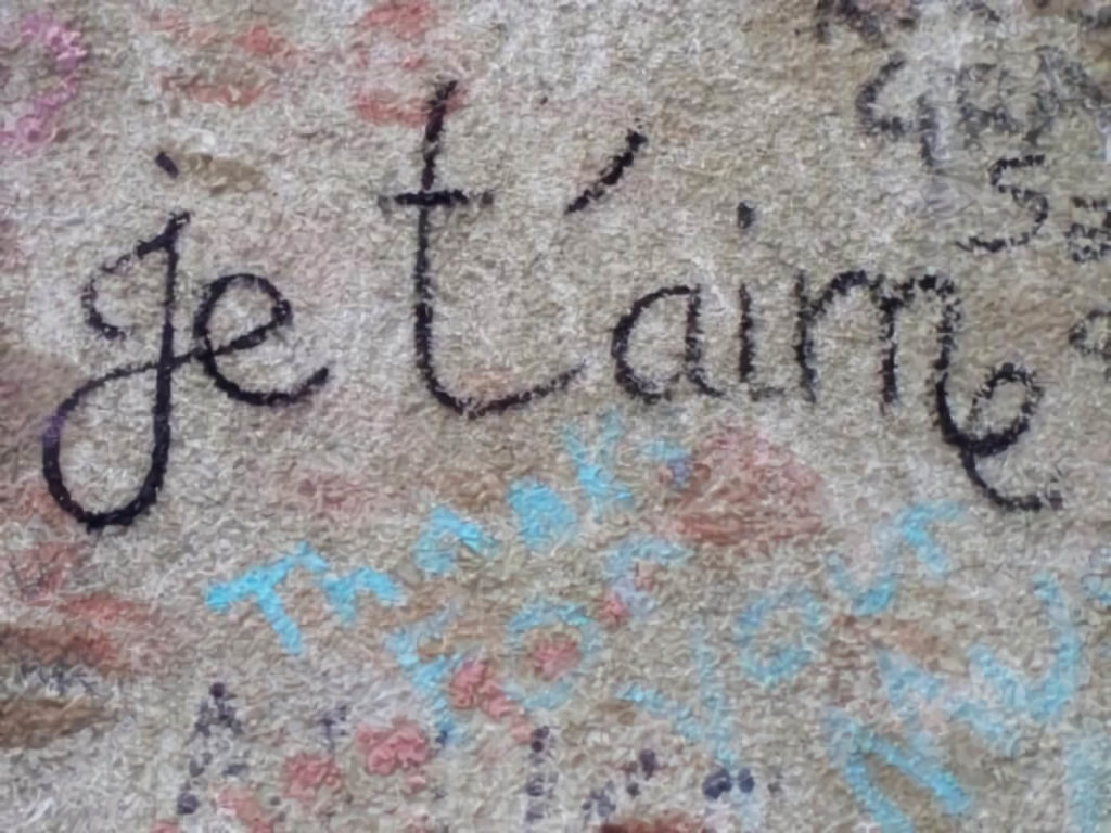 Mensajes de amor en la tumba del escritor Oscar Wilde en Père Lachaise