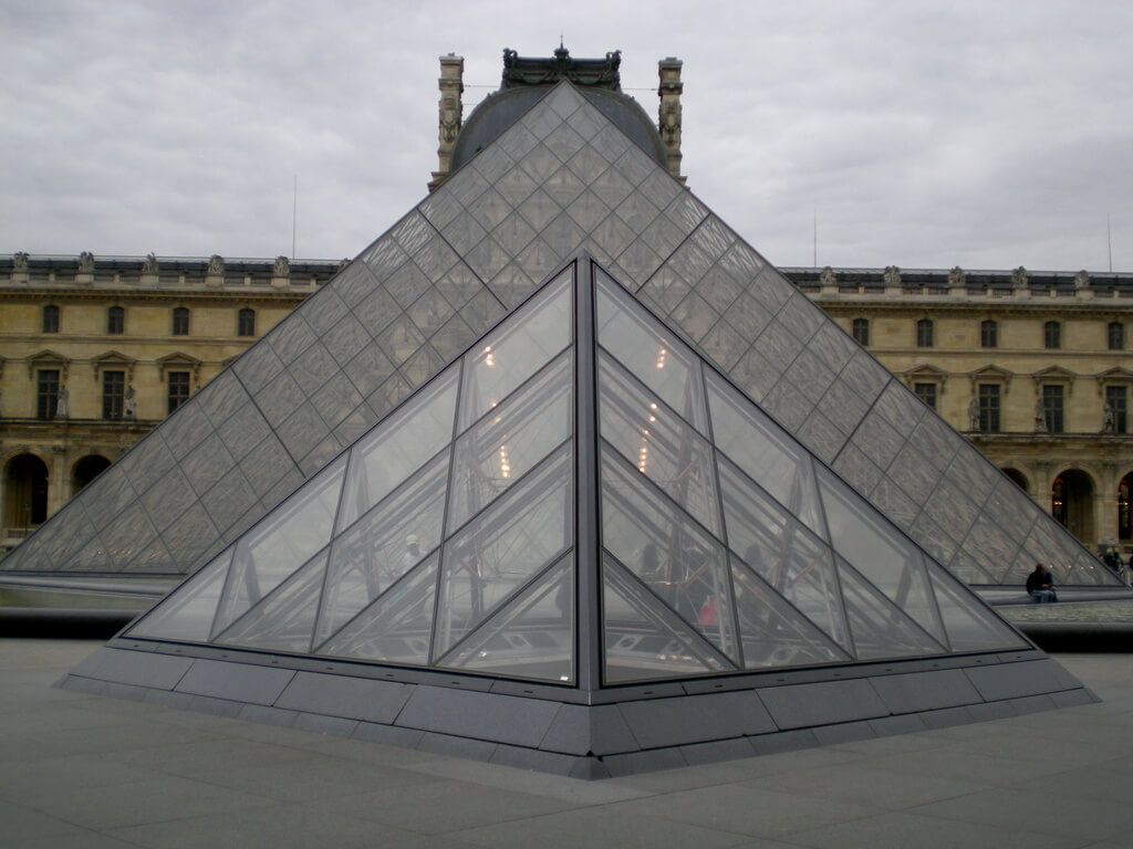 Pirámide del Louvre