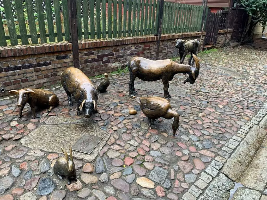 Esculturas de animales en la calle Jatki