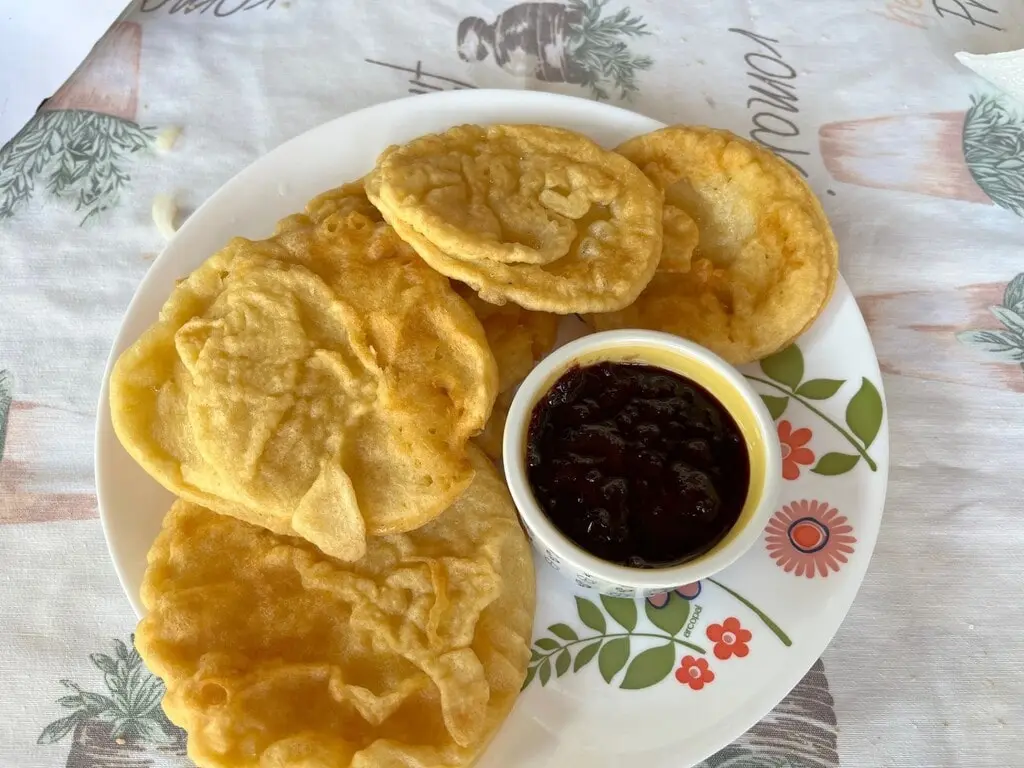 Petulla del Vasili restaurant, postre típico albanés