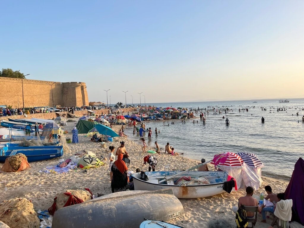 Fuerte de Hammamet junto a la playa urbana de la ciudad