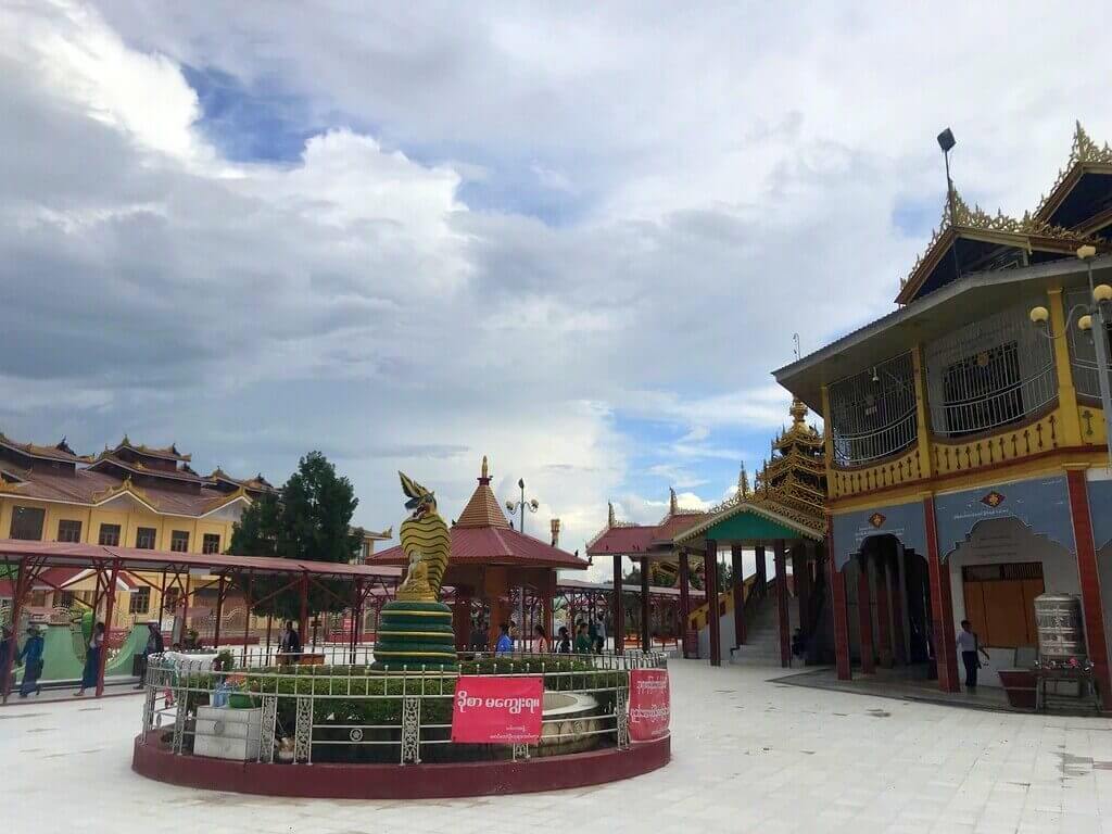 Patio interior de la Phaung Daw OO Pagoda