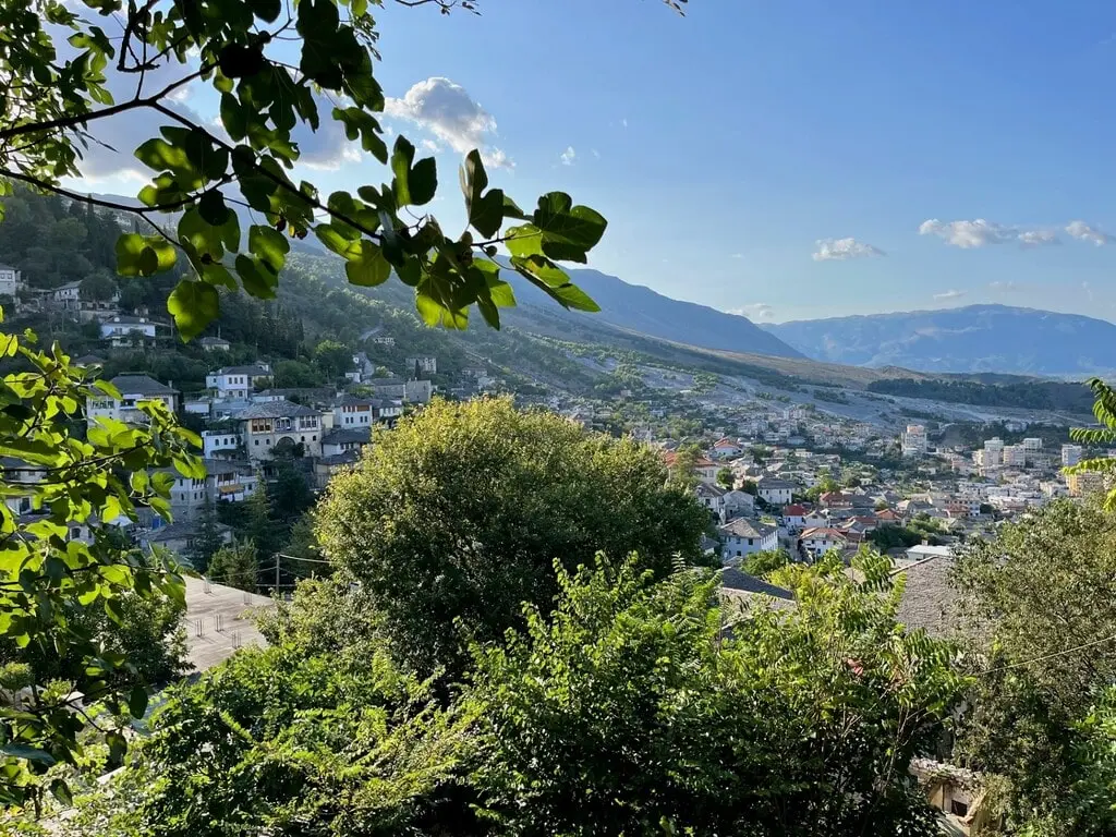 Vistas de Gjirokastra desde el castillo