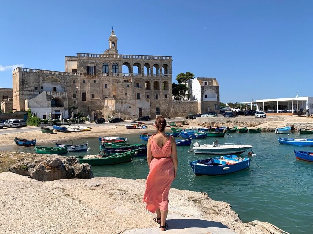 El Puerto de San Vito y al fondo la Abadía