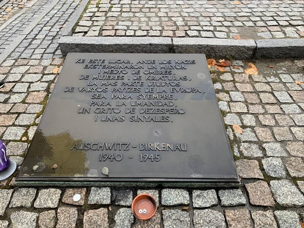 Memorial de Auschwitz escrito en ladino