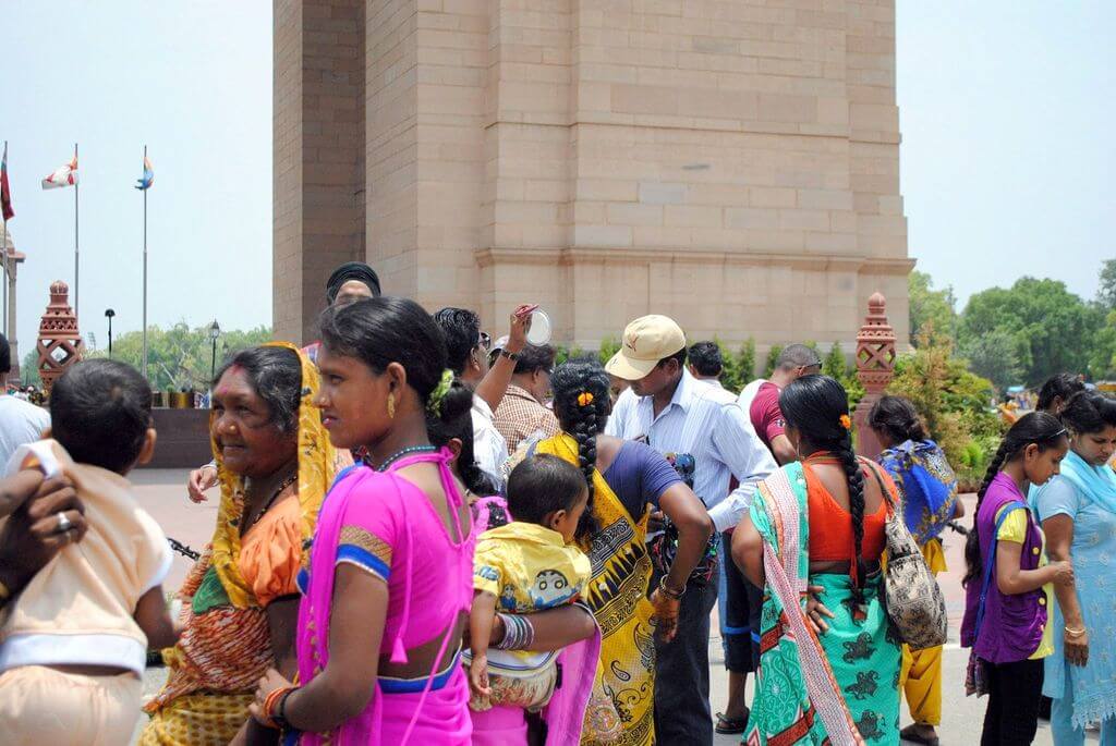 Grupo de mujeres a los pies de la Puerta de la India qué ver en Nueva Delhi