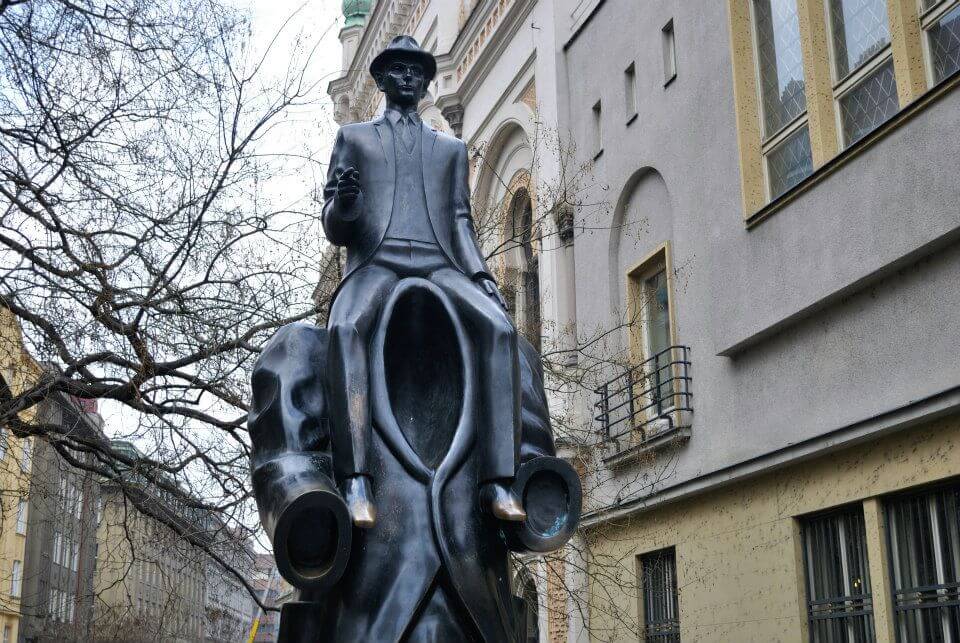 Josefov (Monumento a Franz Kafka junto a la Sinagoga española)