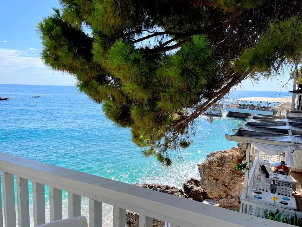 Vistas de la playa de Dhërmi desde el restaurante Le Piratet 1