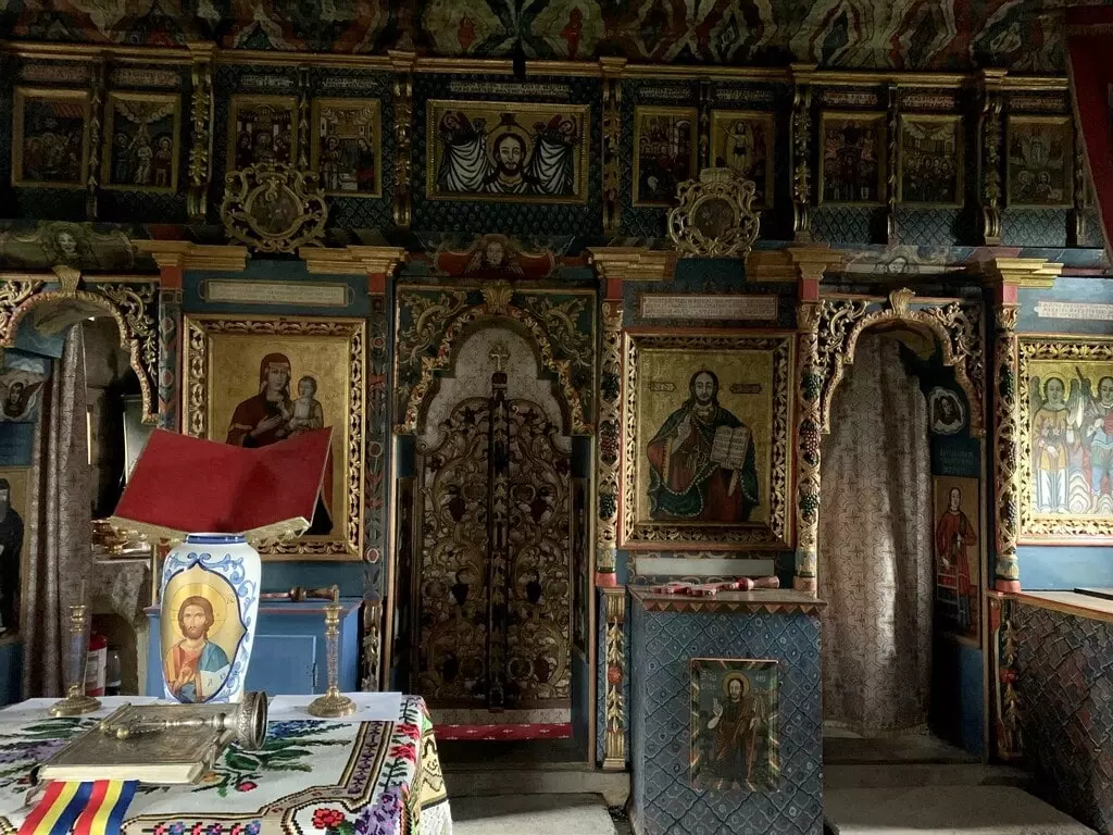 Interior iglesia de Plopis