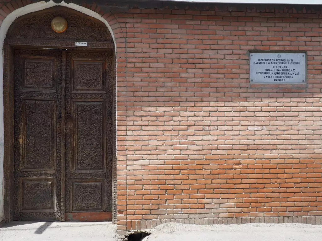 Puerta de entrada a la Sinagoga Gumbaz