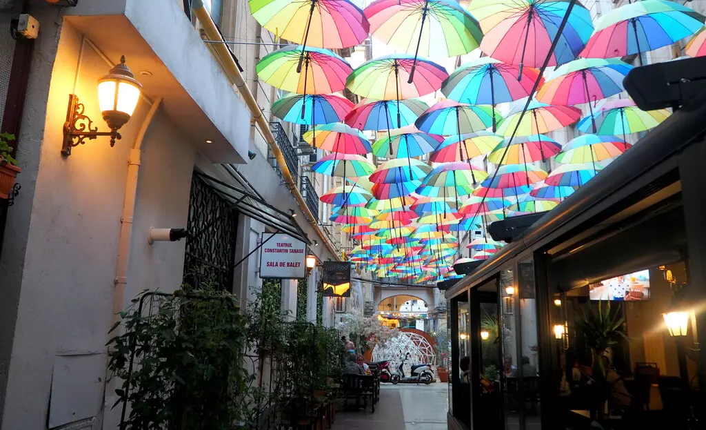 Paraguas de colores en el Pasaje Victoria