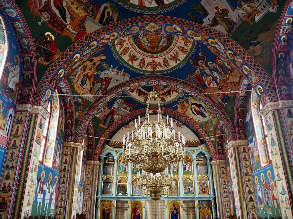 Interior de la iglesia Nasterea Maicii Domnului