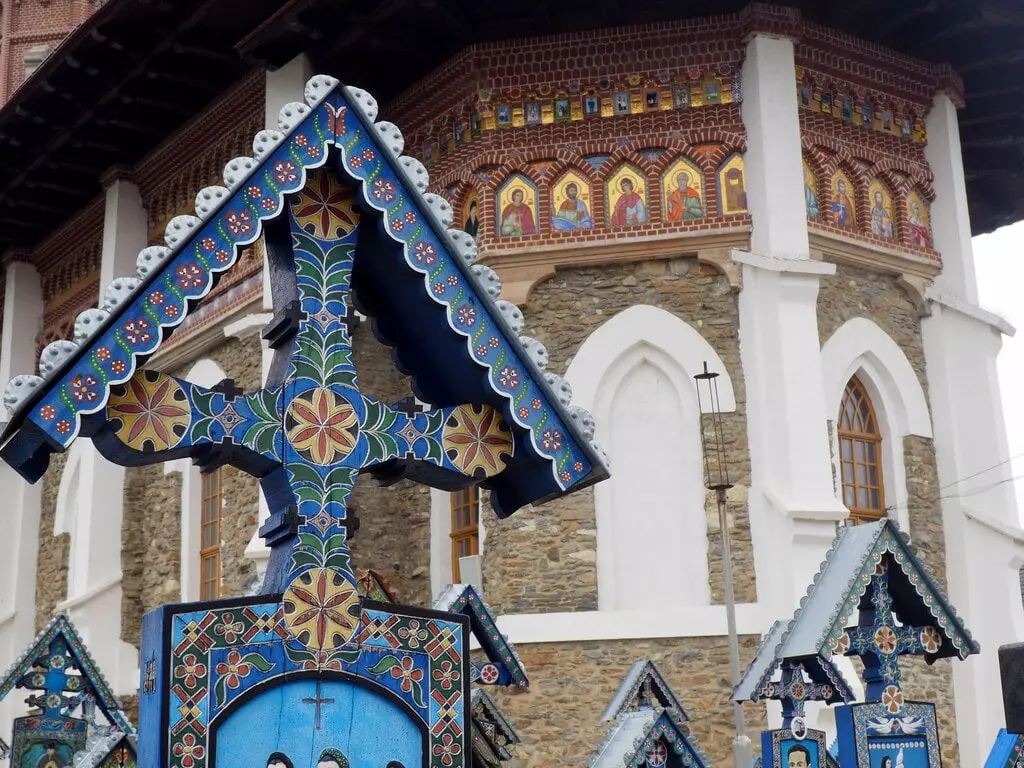 En último plano la iglesia Nasterea Maicii Domnului.