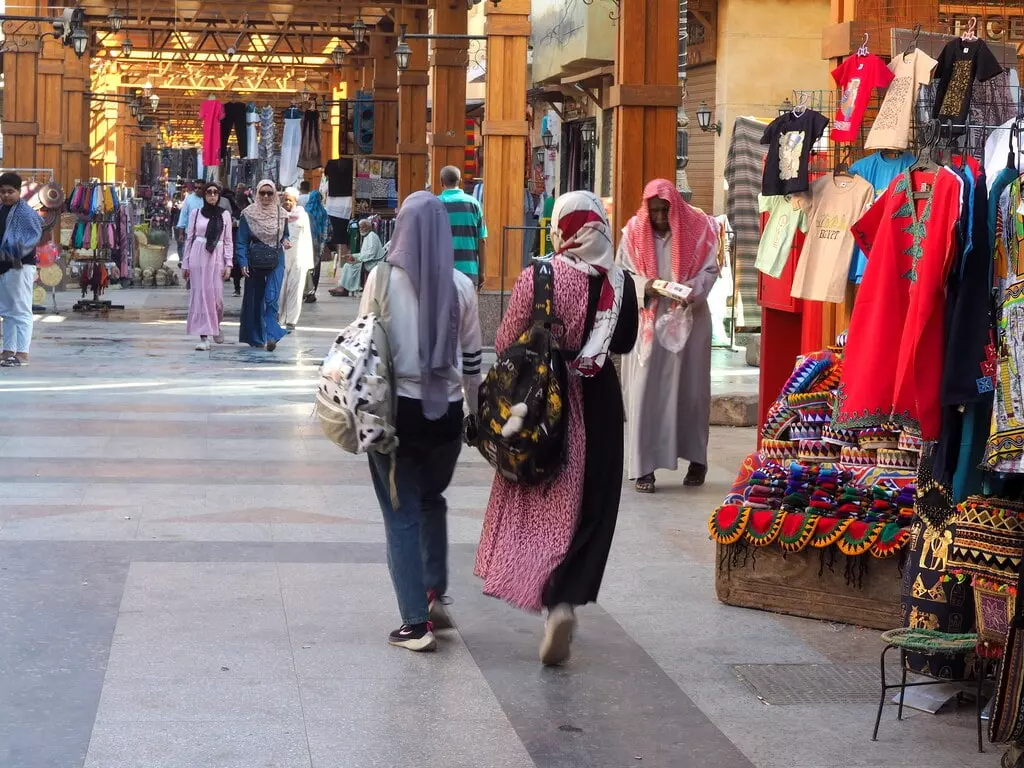 Chicas egipcias paseando por el mercado de Asuán