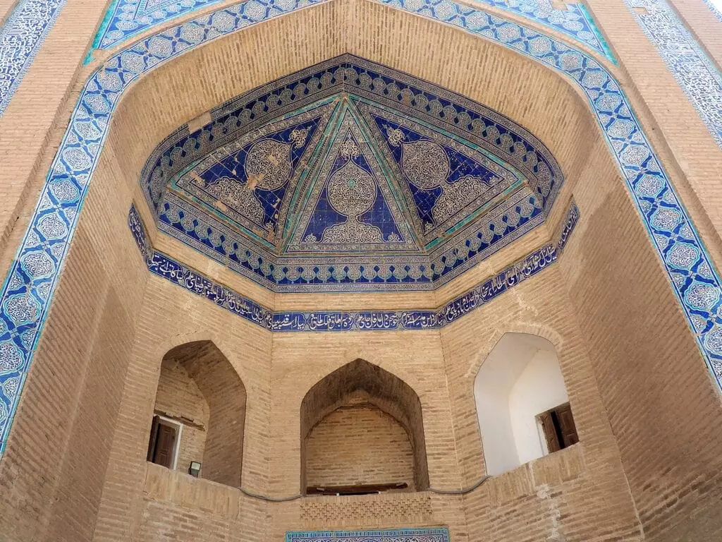 Puerta de entrada a la Madraza de Allakuli Khan