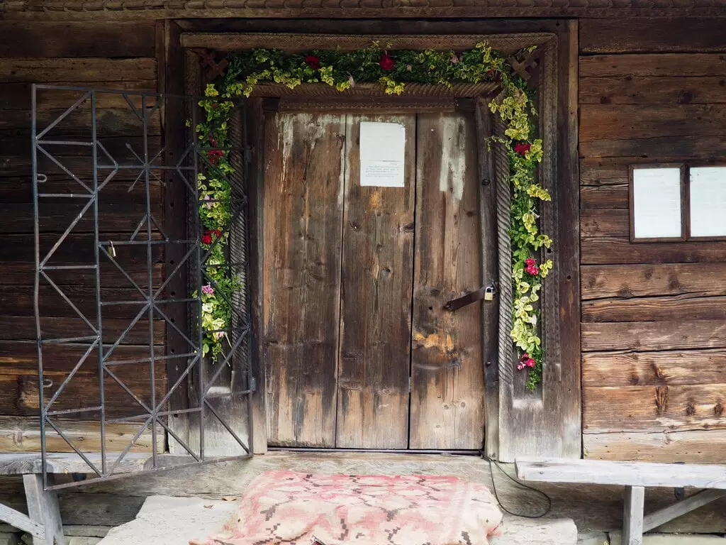 Puerta de entrada a la Iglesia de San Parascheva de Desesti