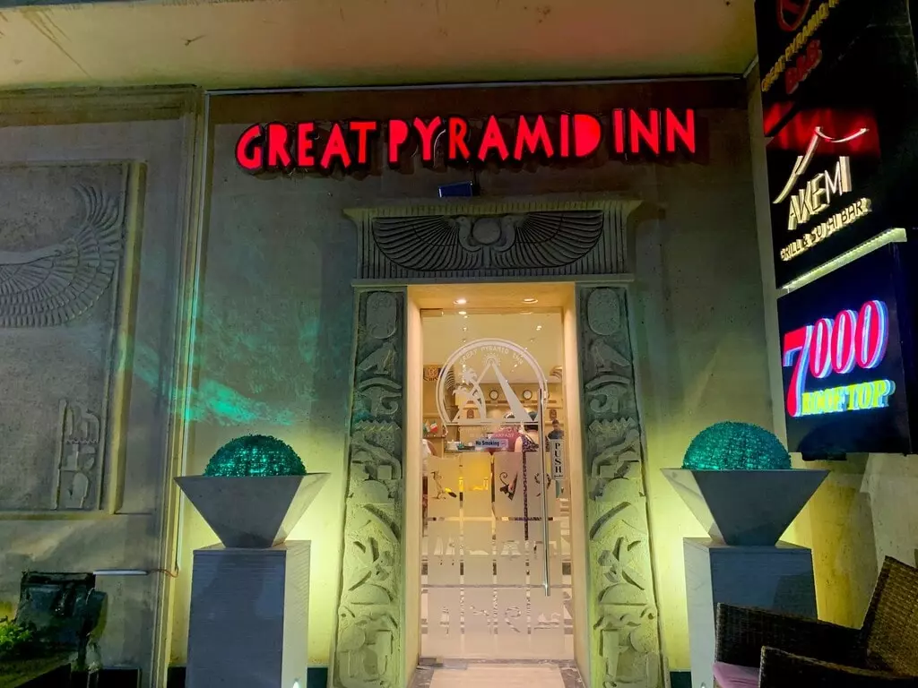 Entrada del Great Pyramid Inn