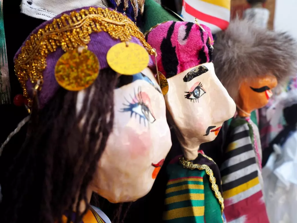 Marionetas en el bazar Toqi Zargaron
