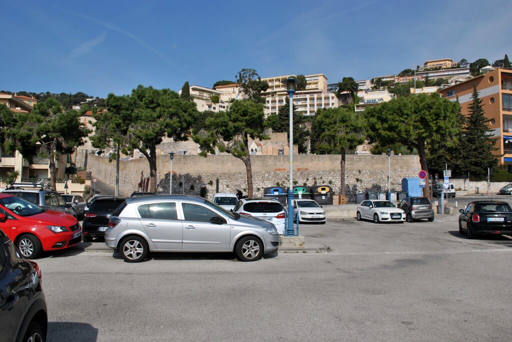 Parking en la parte alta de Villefranche Parking en la parte alta de Villefranche sur Mer