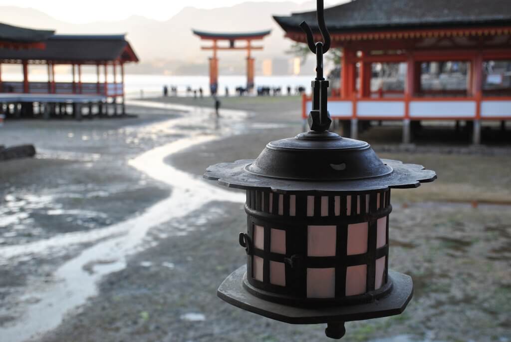 Santuario de Itsukushima con marea baja