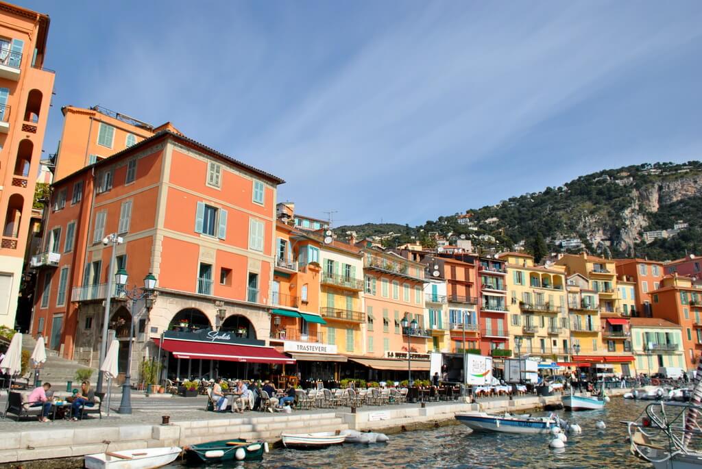 Calle principal del puerto pesquero de Villefranche sur mer