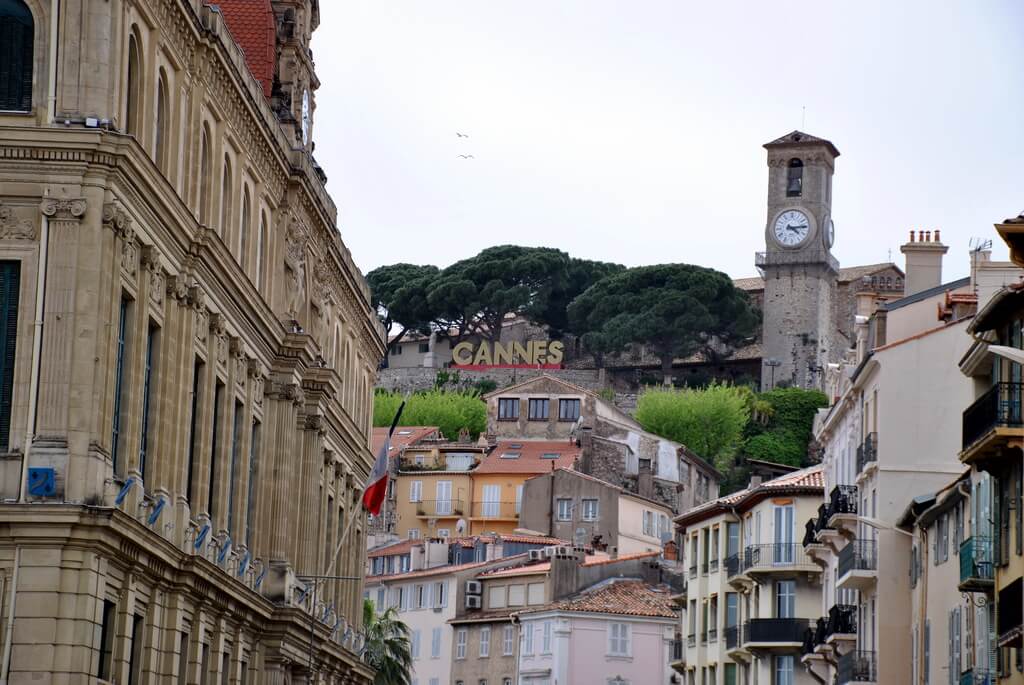 Al fondo la colina de Cannes