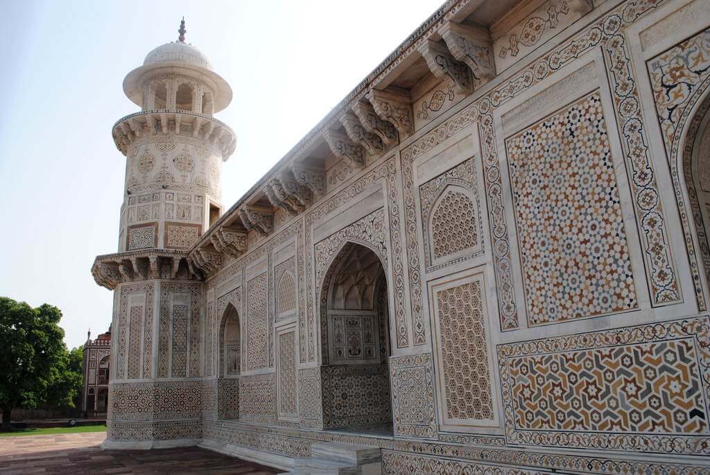 Pared lateral del Baby Taj adornado con jalis