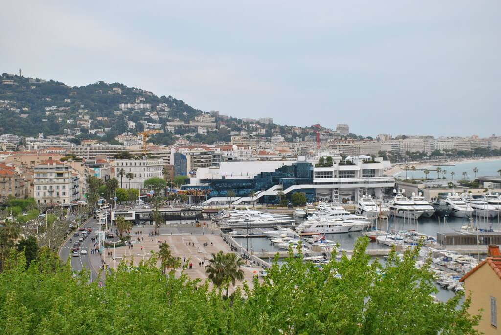 Vistas del puerto de Cannes desde la explanada del Museo Castre