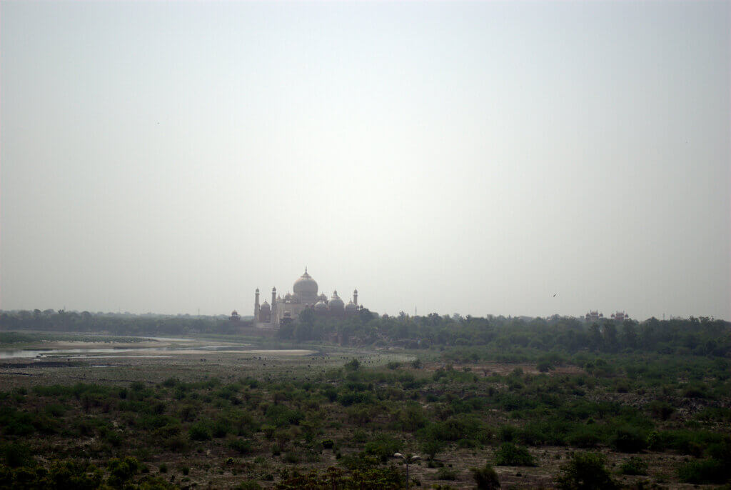 El Taj Mahal y el río Yamuna desde la torre Musamman