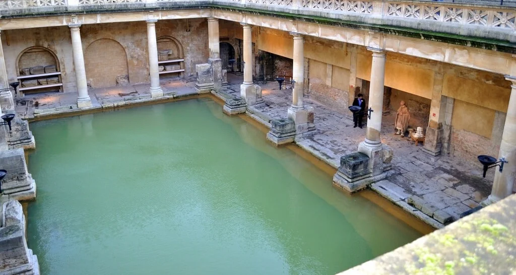 Interior de las termas romanas de Bath