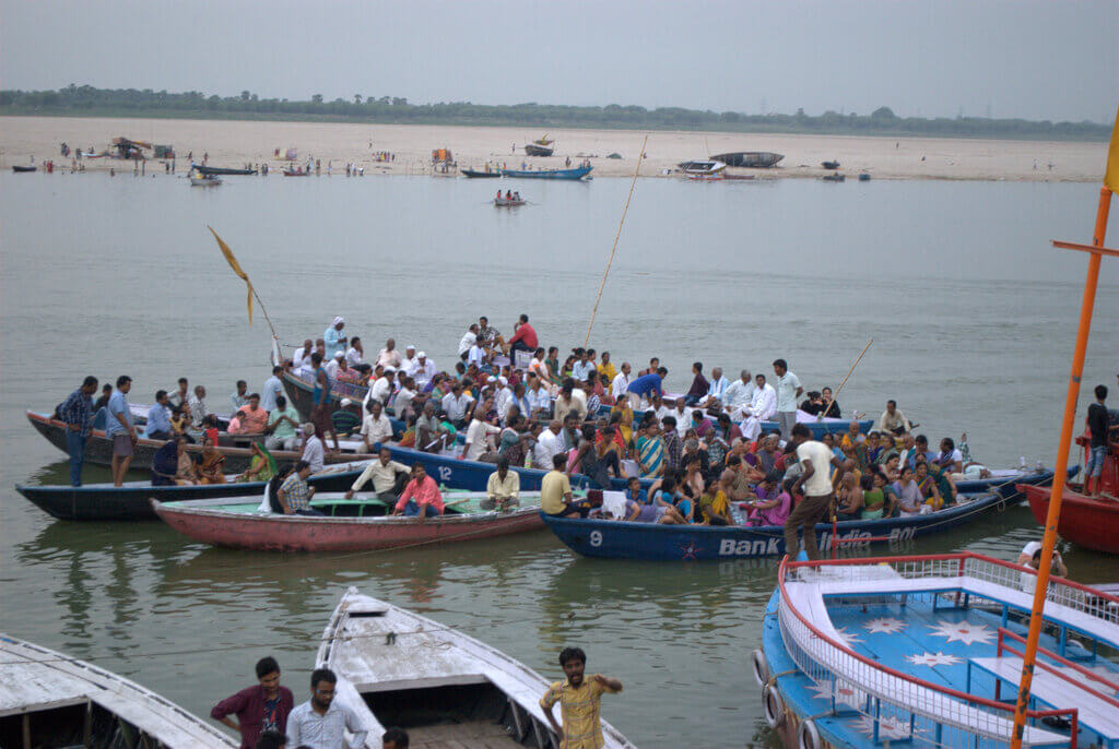 Barcas en el Ganges frente al Assi Ghat