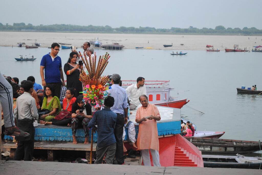 Un grupo de gente con flores ofrecidas más tarde en el Aarti
