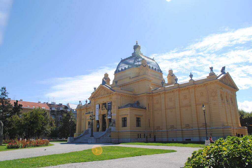 Pabellón de Arte de la Plaza del rey Tomislav